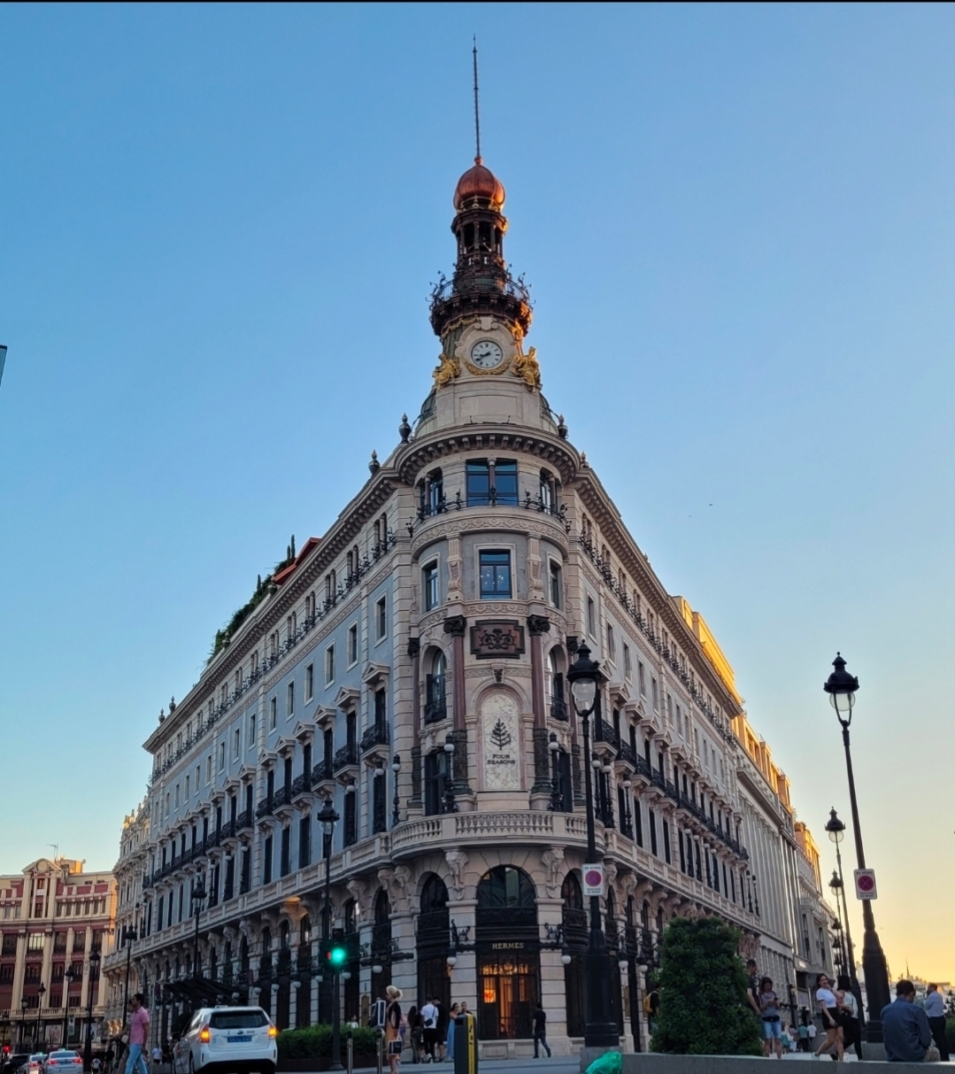 Edificio Metrópolis de Madrid al atardecer