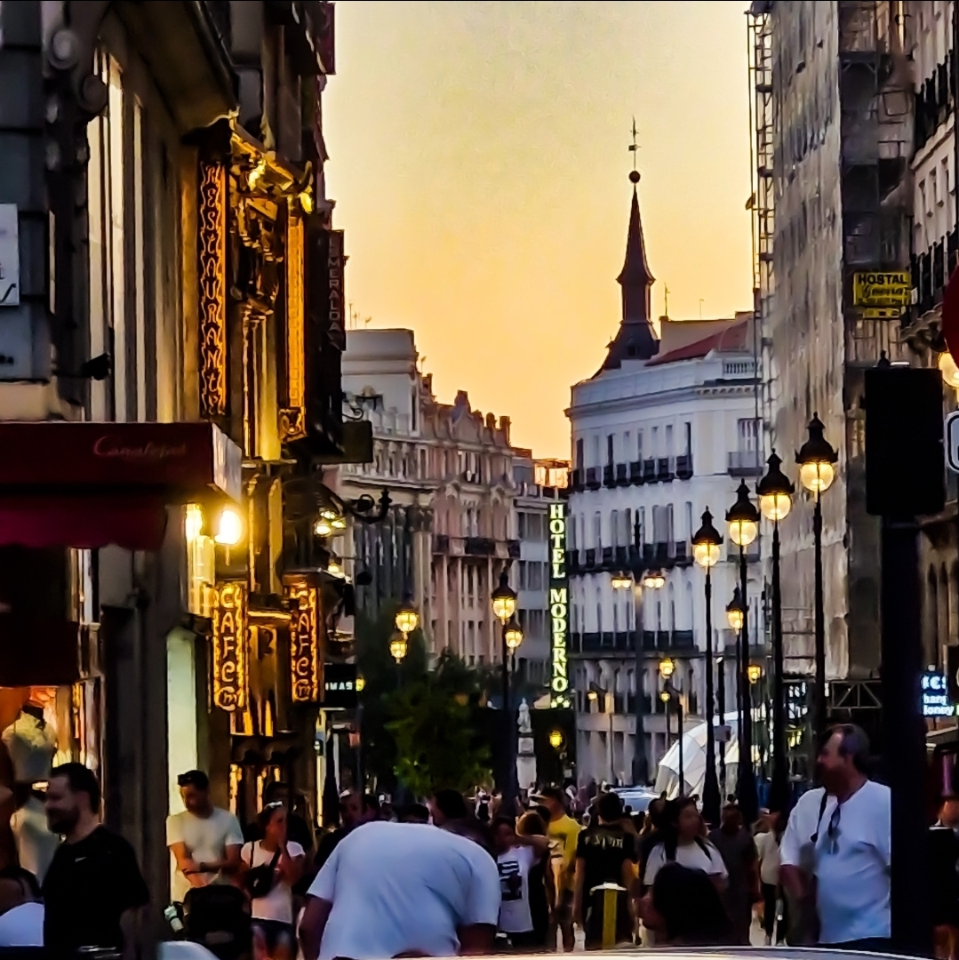 Calle del centro de Madrid al atardecer con farolas