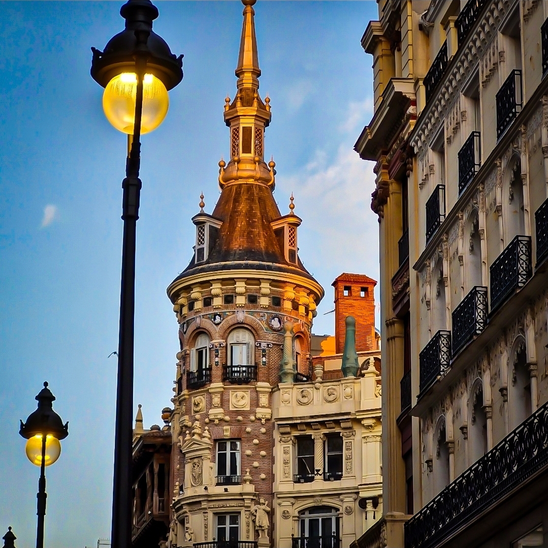 Edificio histórico de esquina en el centro de Madrid con luz de tarde