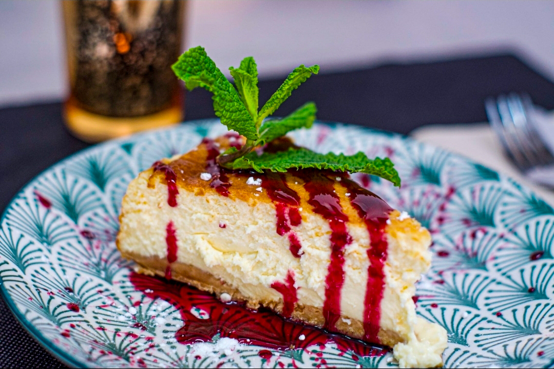 Porción de tarta de queso con moras