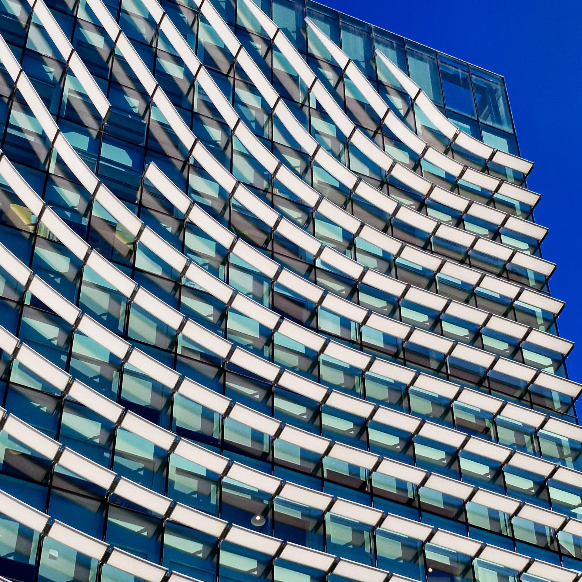 Fachada de cristal de un edificio moderno en Madrid