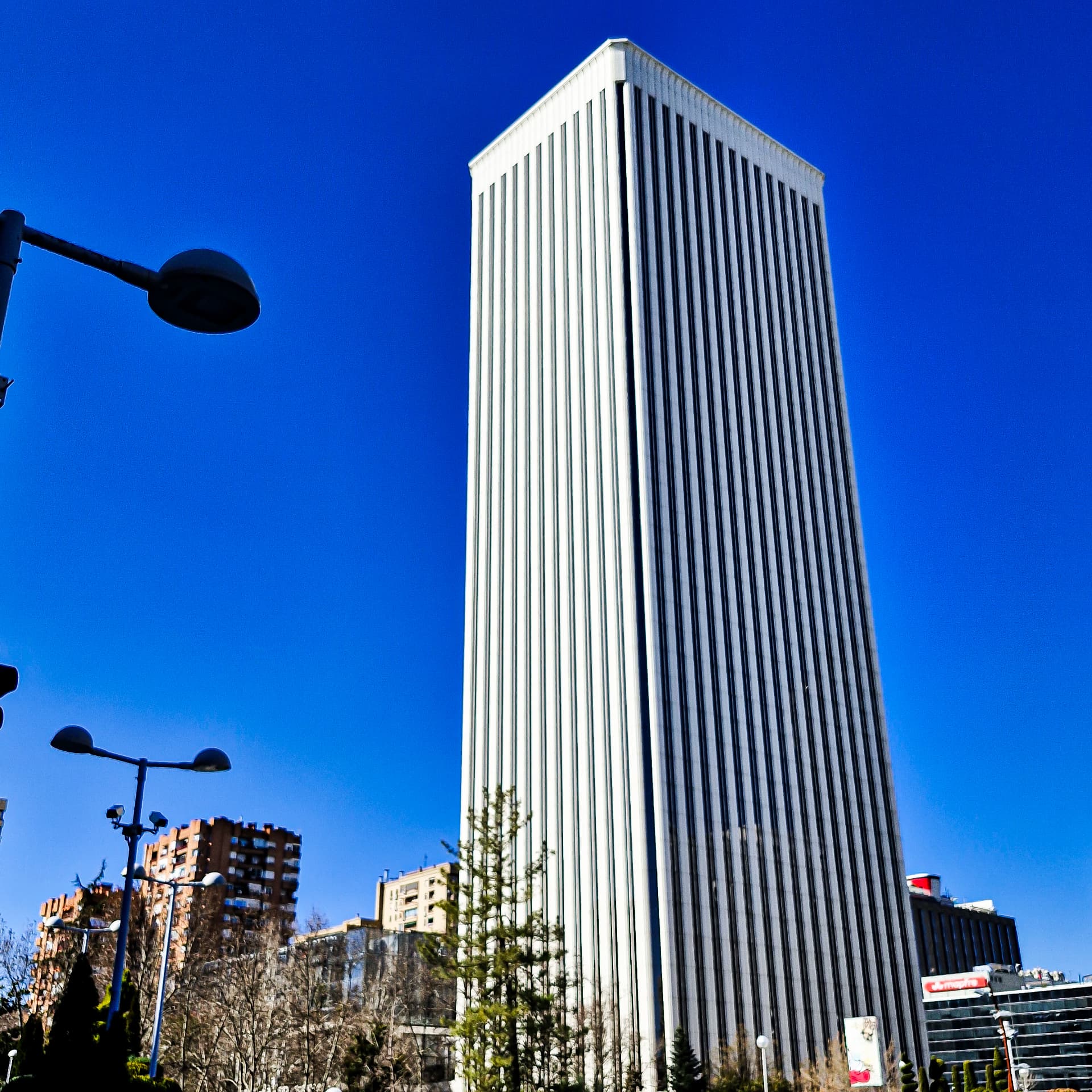 Torre Picasso de Madrid vista desde abajo