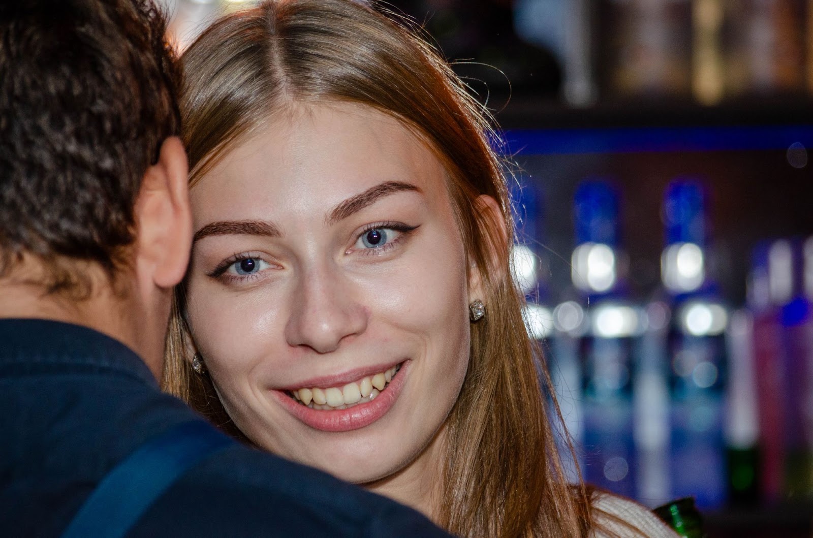 Retrato de un grupo sonriente durante la noche